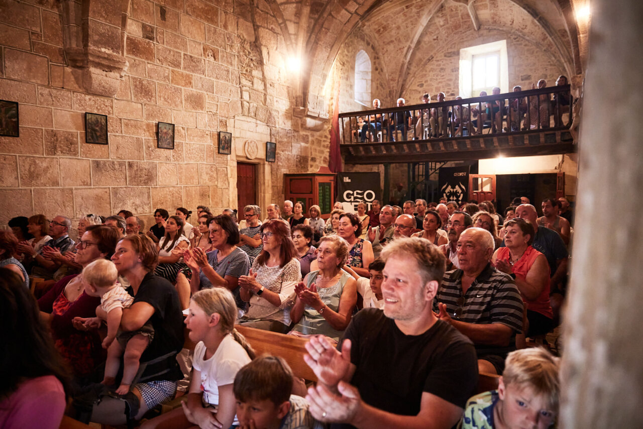 Público aplaudiendo en el festival GeoFest 2025 en una iglesia