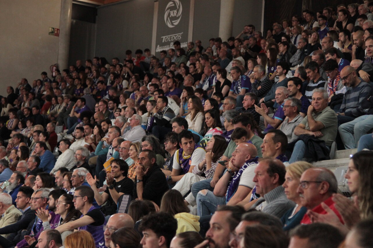 Aficionados del Súper Agropal Palencia animando en un partido de baloncesto