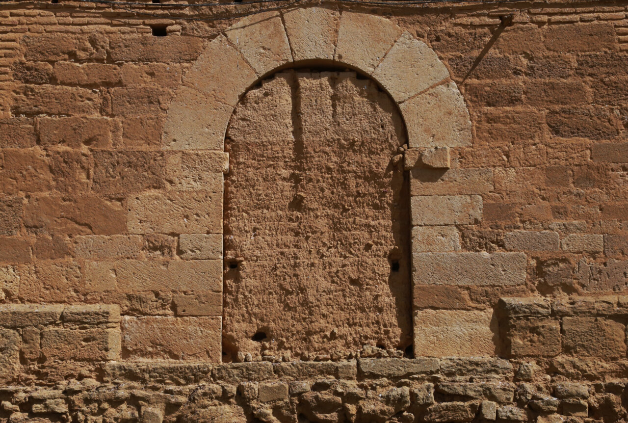 Puerta de la iglesia de San Pedro en Villalcázar de Sirga con detalles arquitectónicos