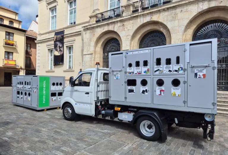 Camión con puntos limpios móviles en Palencia