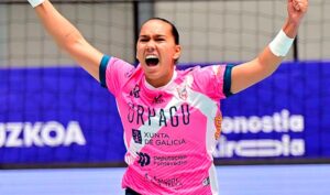 Jugadora de balonmano celebrando un gol en la Copa de la Reina