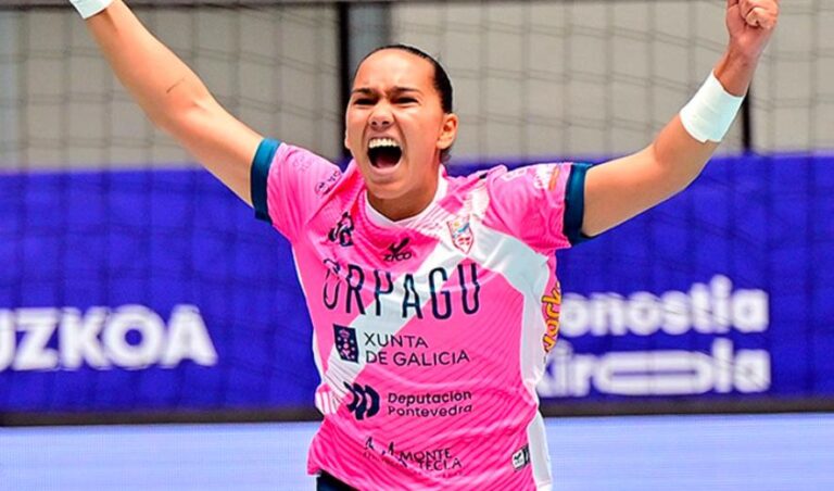 Jugadora de balonmano celebrando un gol en la Copa de la Reina