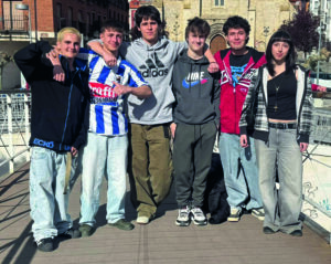 Grupo de jóvenes rapers posando en un entorno urbano