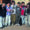 Grupo de jóvenes rapers posando en un entorno urbano