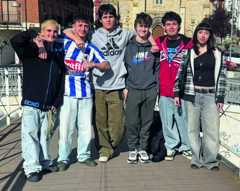 Grupo de jóvenes rapers posando en un entorno urbano