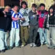 Grupo de jóvenes rapers posando en un entorno urbano