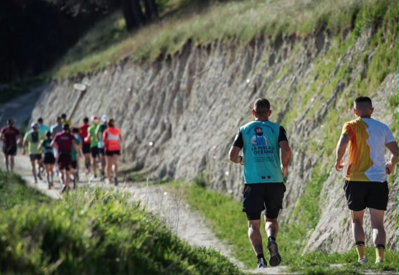 Corredores en el sendero durante el Raposo Trail en Tariego.