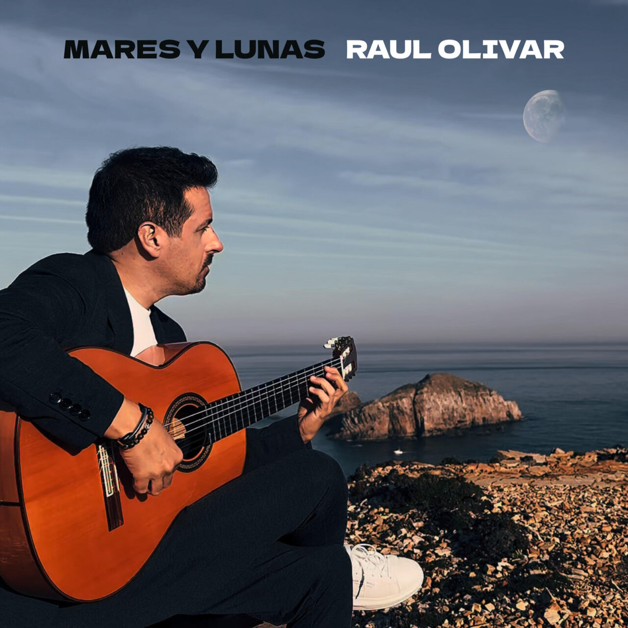 Guitarrista Raúl Olivar tocando la guitarra en un paisaje costero