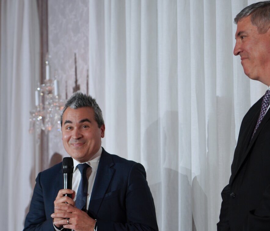 José María Recasens hablando en un evento formal con otros directivos