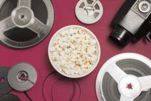 Cámara de cine, carretes y palomitas. Recurso