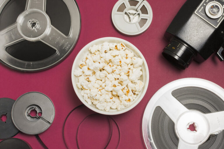 Cámara de cine, carretes y palomitas. Recurso