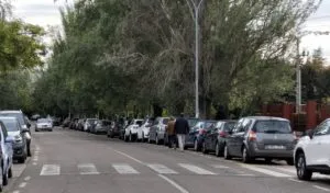 Aparcamientos en la Avenida Ponce de León cerca del Hospital Río Carrión