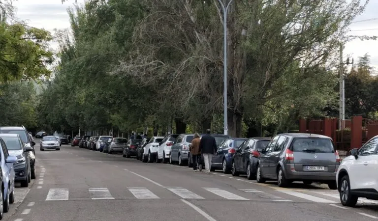 Aparcamientos en la Avenida Ponce de León cerca del Hospital Río Carrión
