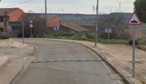 Lomo de asno en una carretera de la provincia de Palencia