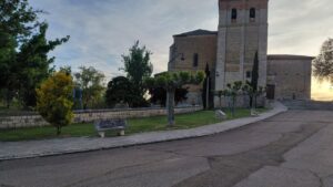 Vista de la zona de Belén en Carrión de los Condes con árboles y bancos