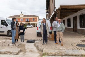 Visita de autoridades a las obras de la plaza en Sotobañado