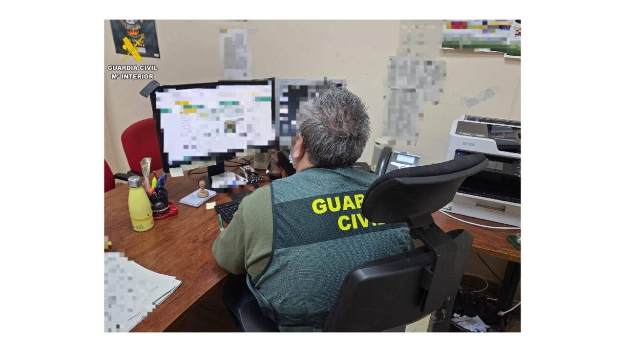 Agente de la Guardia Civil trabajando en un caso de estafa relacionado con remolques metálicos.
