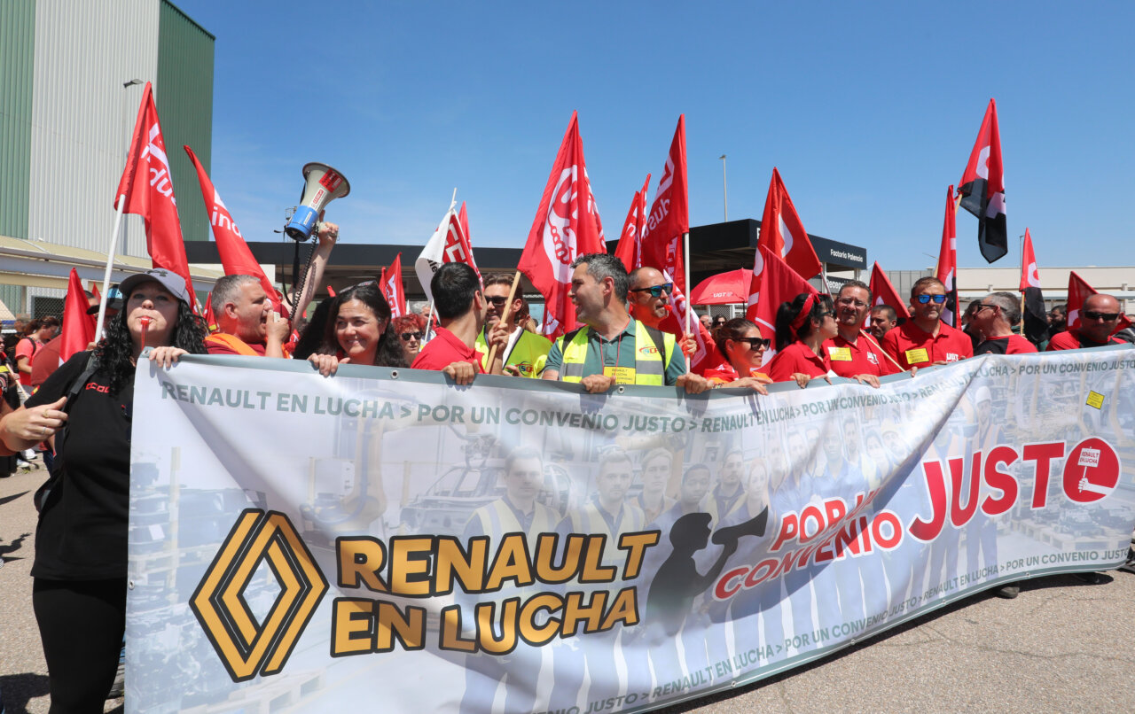 Protesta de trabajadores de Renault con pancarta y banderas rojas