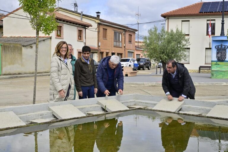 Visita de autoridades a las mejoras en Renedo de la Vega