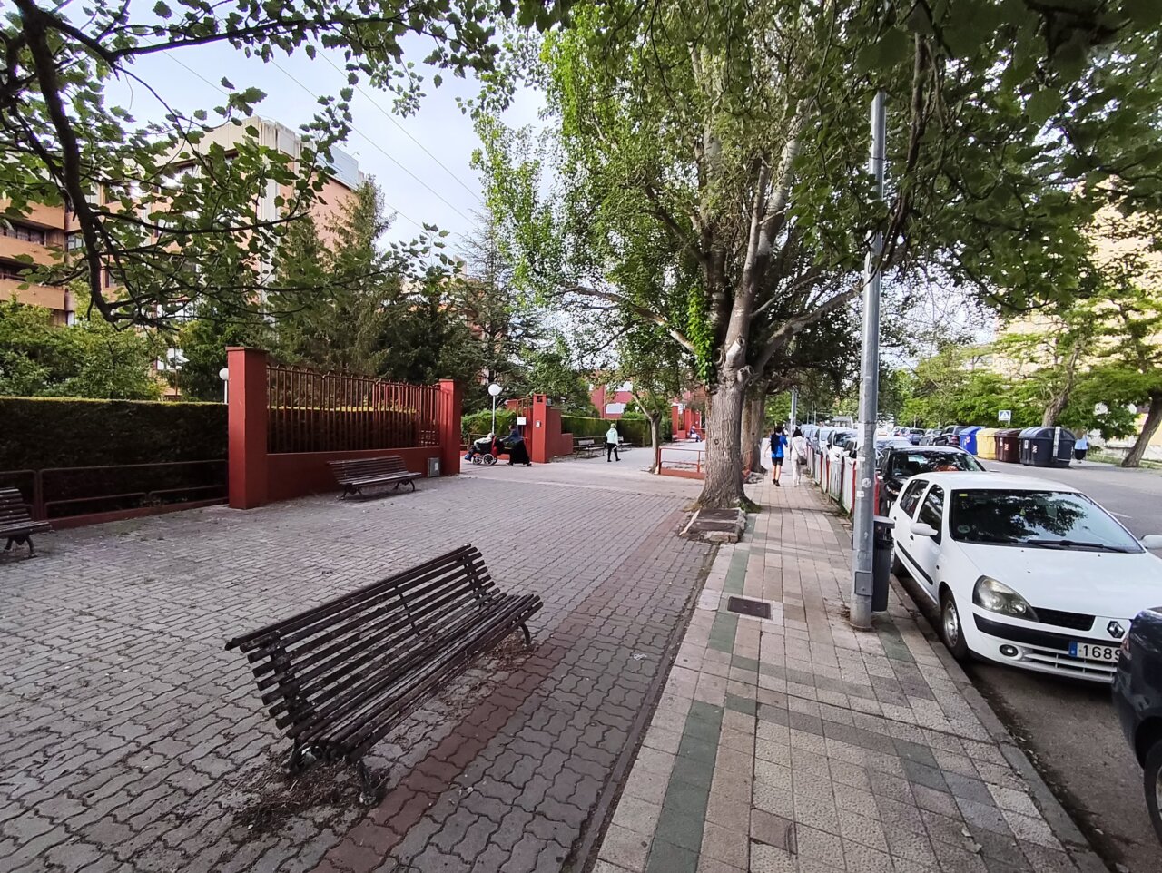 Vista de la acera en la Avenida Ponce de León con bancos y árboles.