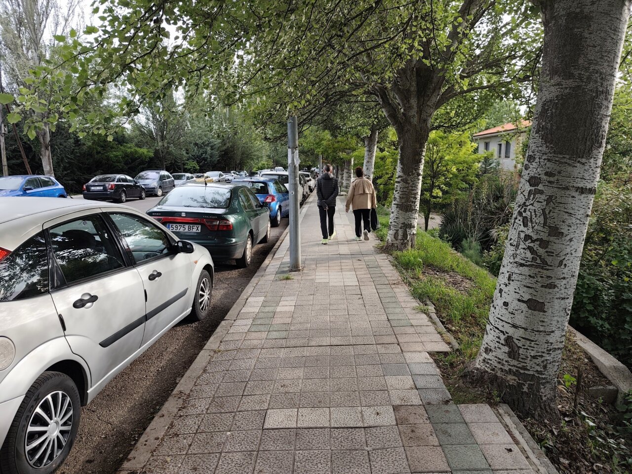 Personas caminando por la acera en la Avenida Ponce de León