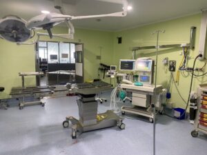 Quirófano renovado en el Hospital Río Carrión con equipo médico moderno.