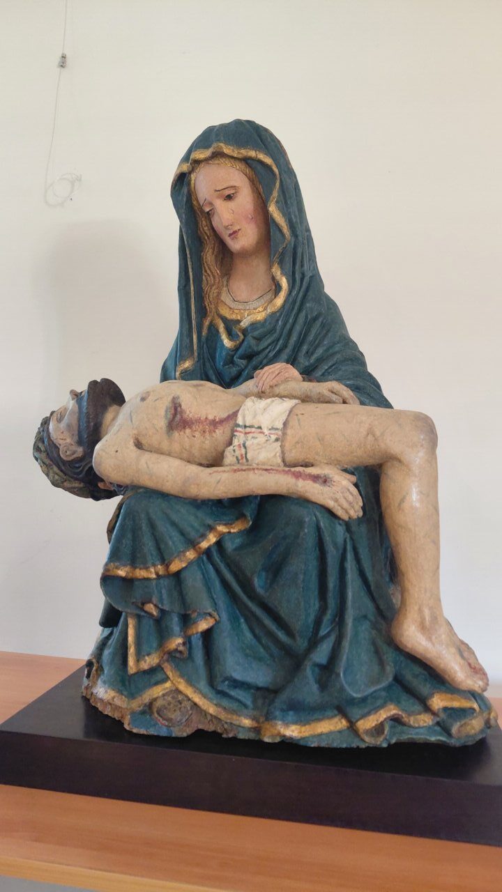 Escultura de la Virgen de la Piedad sosteniendo a Cristo en su regazo