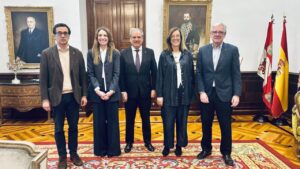 Reunión institucional del Consejo de Farmacéuticos en un salón con retratos
