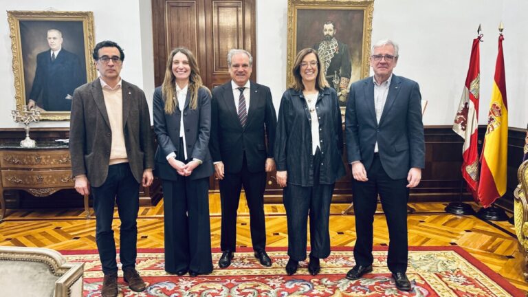 Reunión institucional del Consejo de Farmacéuticos en un salón con retratos