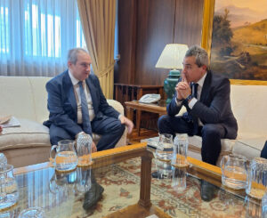 Reunión entre el ministro Jordi Hereu y representantes de Renault