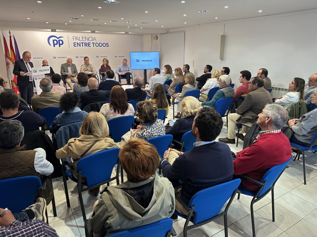 Reunión del Partido Popular en Palencia con miembros y asistentes