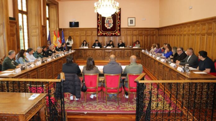 Reunión de seguridad para la fiesta ITA en Palencia con autoridades presentes.
