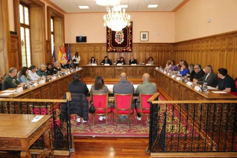 Reunión de seguridad para la fiesta ITA en Palencia con autoridades presentes.