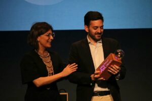 Entrega del Premio Inspira 2026 a la empresa Roams en un evento