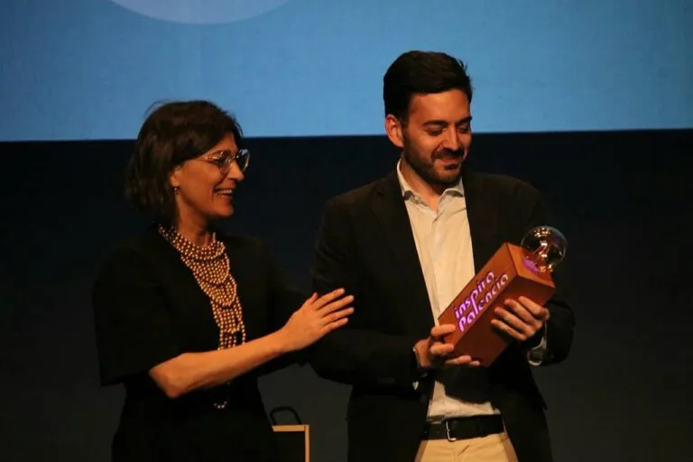 Entrega del Premio Inspira 2026 a la empresa Roams en un evento