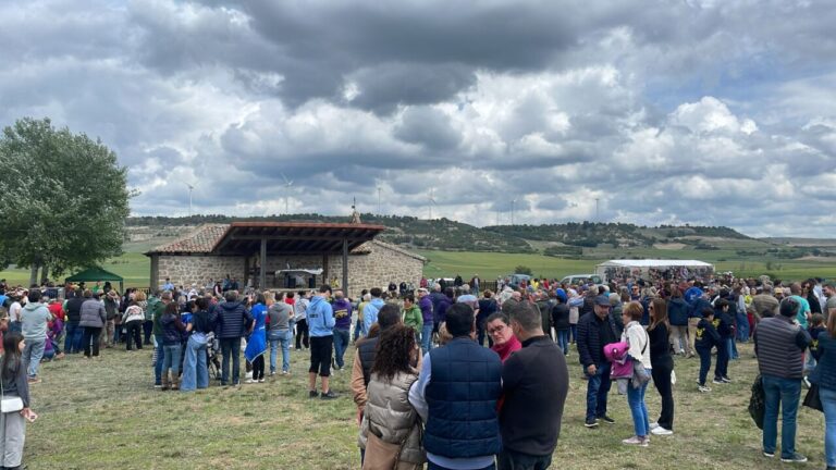 Multitud de personas en la Romería de San Gregorio en Baltanás
