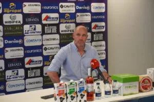 Entrenador en rueda de prensa tras el partido del Palencia Cristo Atlético