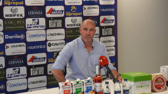 Entrenador en rueda de prensa tras el partido del Palencia Cristo Atlético