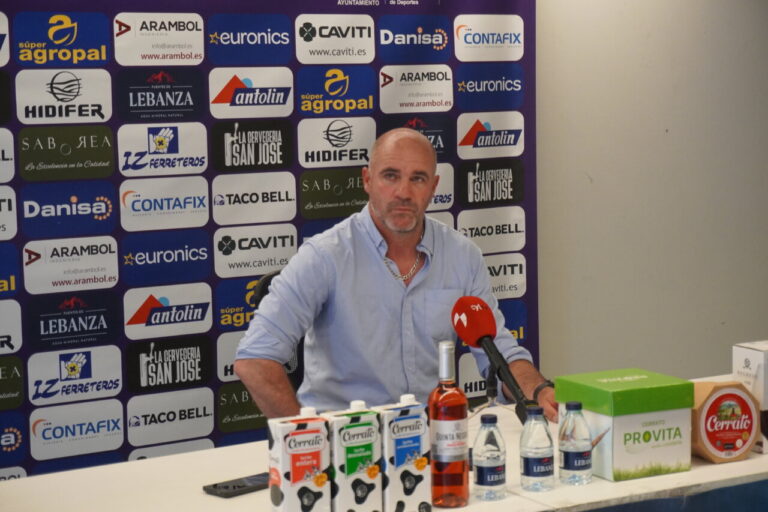 Entrenador en rueda de prensa tras el partido del Palencia Cristo Atlético