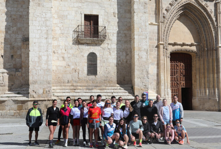 Grupo de personas en la Catedral de San Antolín en Palencia tras una sesión de running.