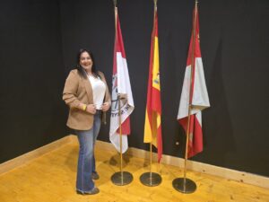 Ruth Román García posando junto a banderas en el Ayuntamiento