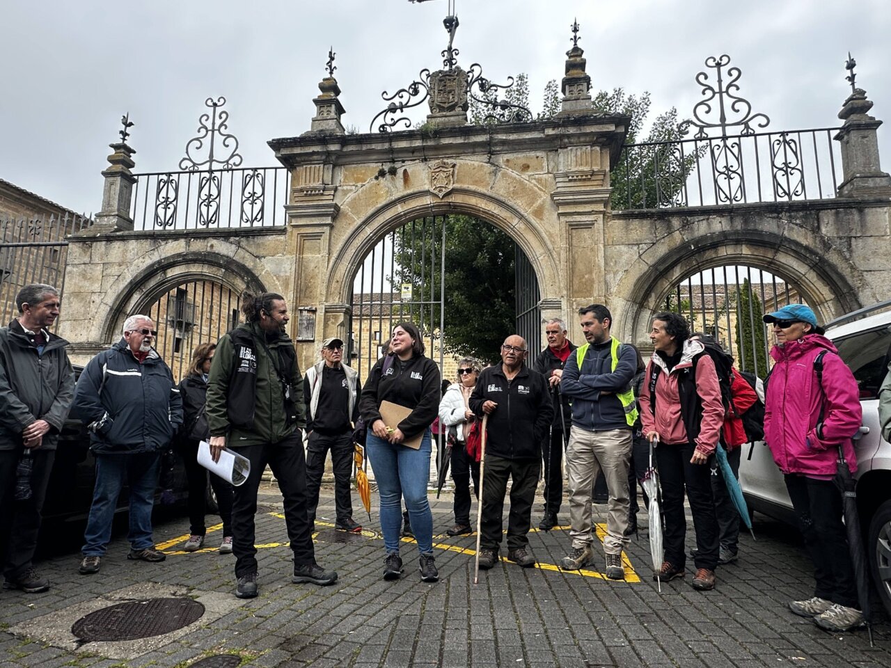 Grupo de personas en la salida del Monasterio de Santa María la Real