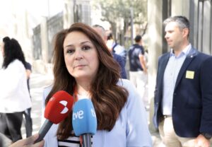 Representante sindical hablando a los medios durante la mediación en Renault