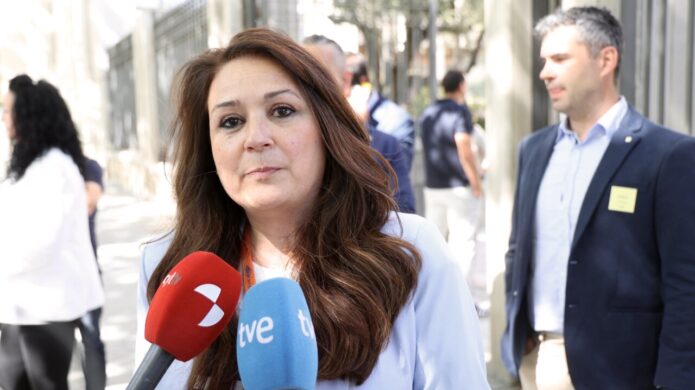 Representante sindical hablando a los medios durante la mediación en Renault