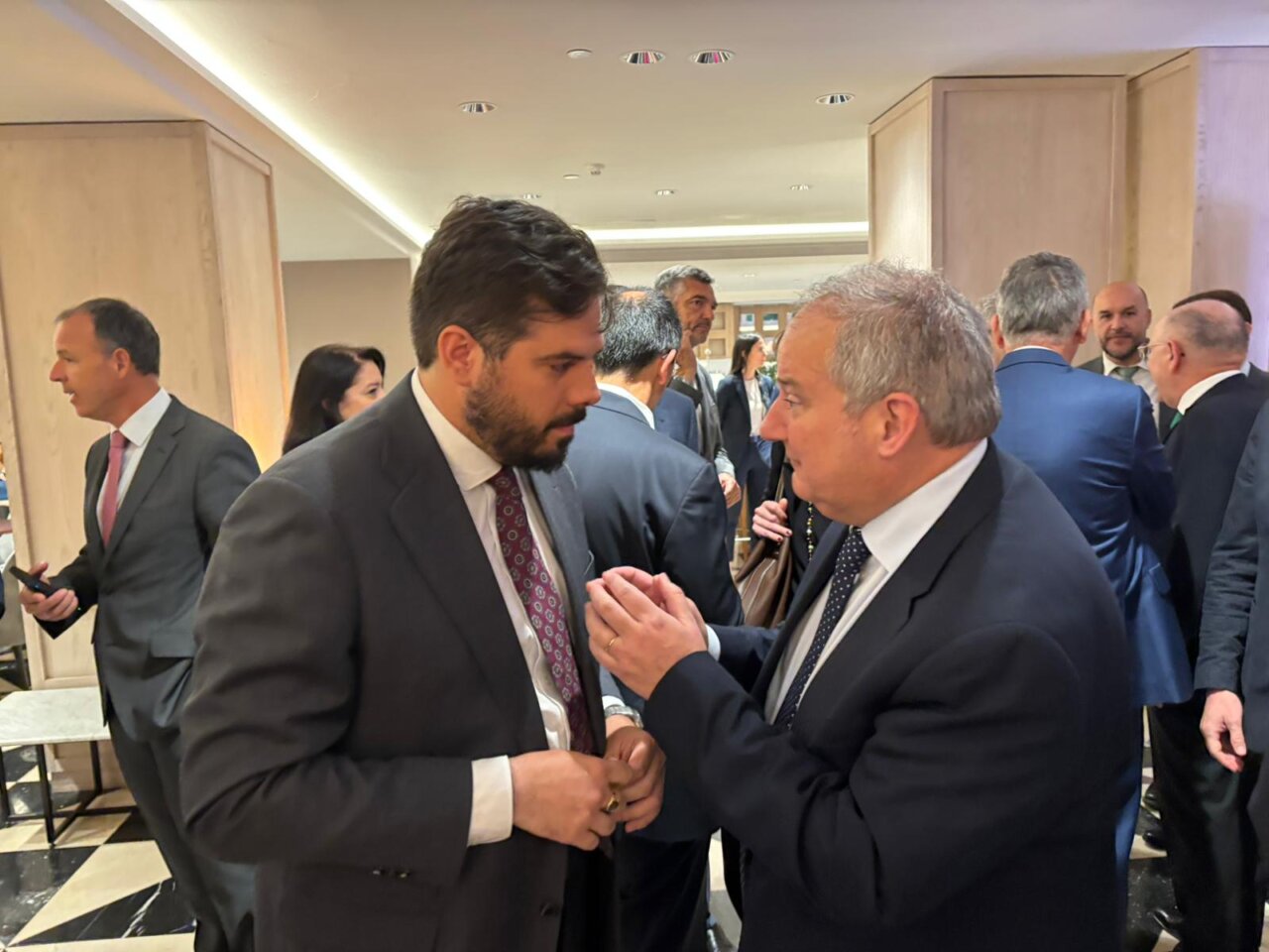 Subdelegado del Gobierno y Ministro de Industria conversando en un evento