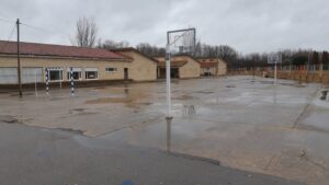 Instalaciones deportivas con canastas de baloncesto y porterías