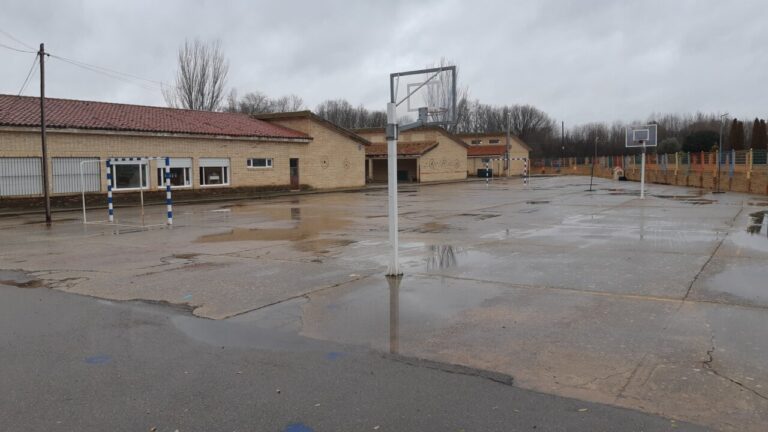 Instalaciones deportivas con canastas de baloncesto y porterías