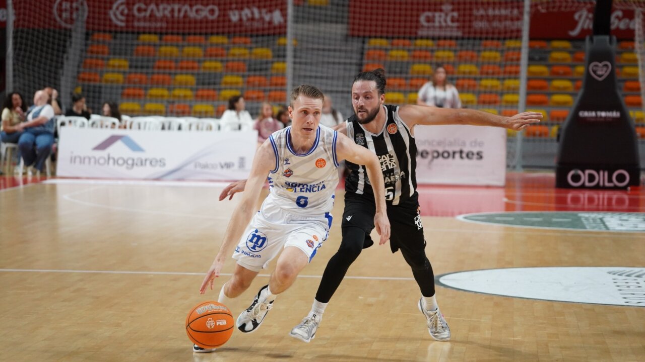 Jugador de baloncesto del Súper Agropal Palencia en acción durante un partido