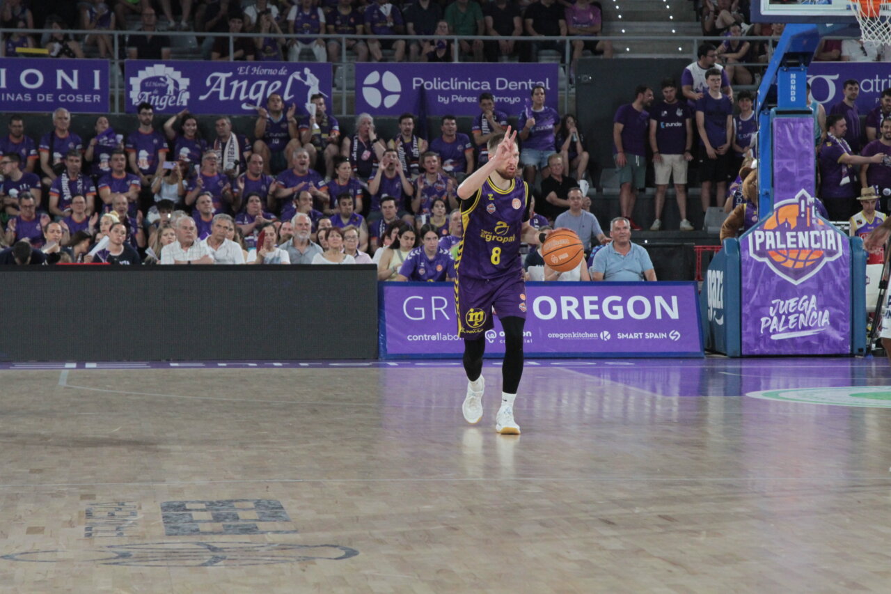 Jugador de baloncesto del Súper Agropal Palencia en acción durante un partido