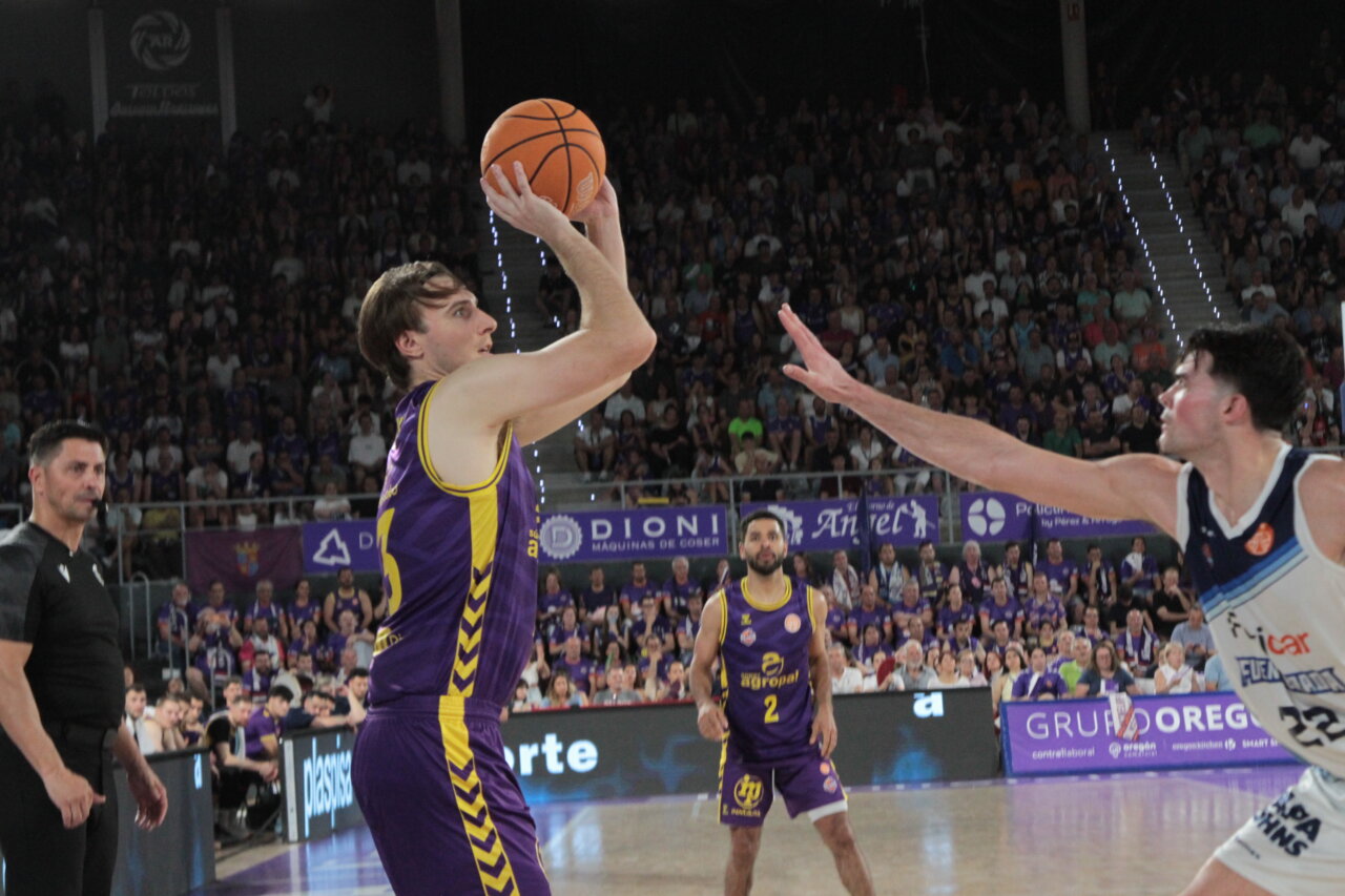 Jugador de baloncesto lanzando a canasta durante un partido